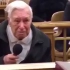 美国“暖心法官”系列的其中一期在推上引发了轰动：96岁的爷爷在学校区域超速驾车，却等来了法官这样的判决...