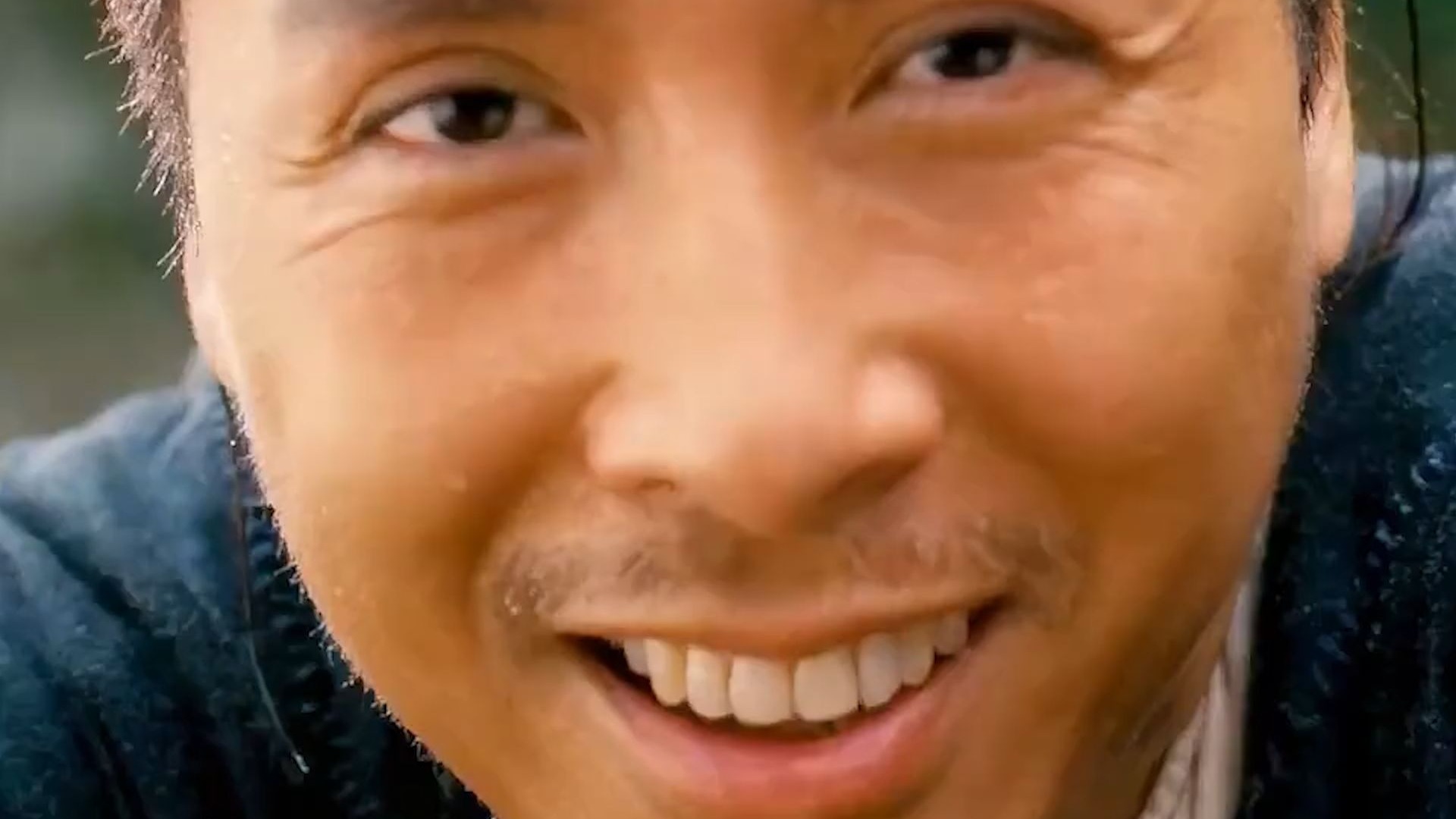 别人一刀就能砍断的柱子，他需要连砍三下，扛回家时还气喘吁吁，电影《武侠》