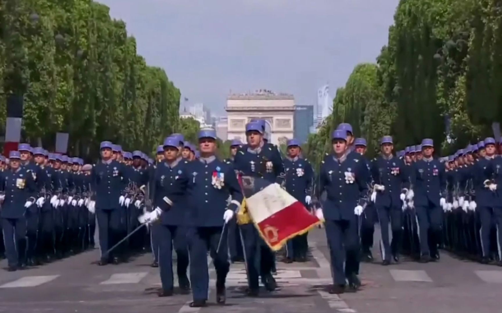 法国国庆日大阅兵,还是东方大国的正步冲击力大
