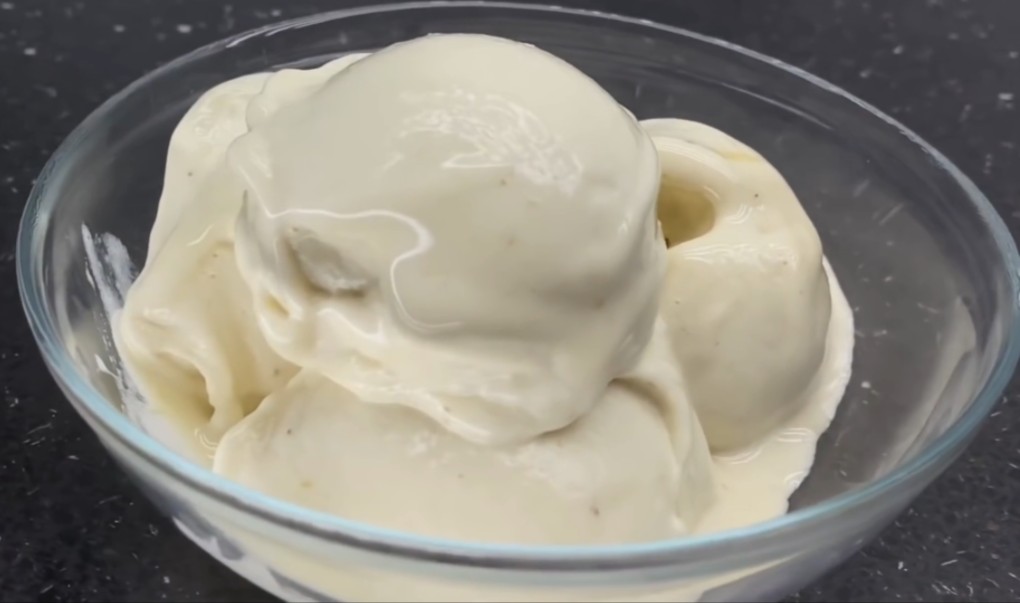 今日甜品：只需要冷冻香蕉和牛奶就能做的香蕉冰淇淋！