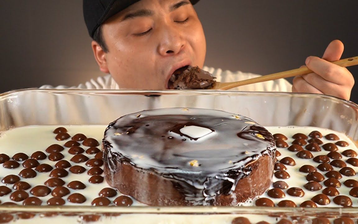 【ddeonggaeTV】浸泡的在牛奶里的巧克力球-巧克力蛋糕吃播~