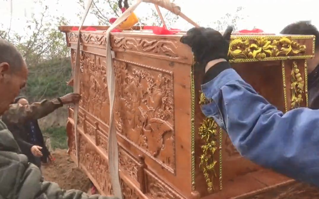 陕西有钱人去世，镶金棺木深埋地下5米，起重机推土机都出动了
