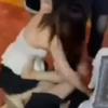 街头精神小妹打架