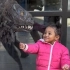 很多人眼里可怕的“怪物”，对这个小女孩来说就是个可爱的恐龙