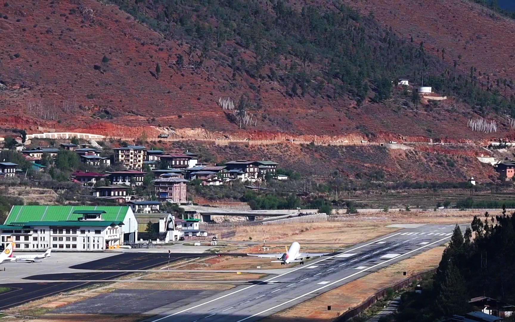 帕罗机场在不丹 编辑类库存图片. 图片 包括有 国内, 文化, 不丹人, 喜马拉雅山, 传统, 旅游业, 飞行 - 92188959