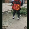 小孩尿裤子了
