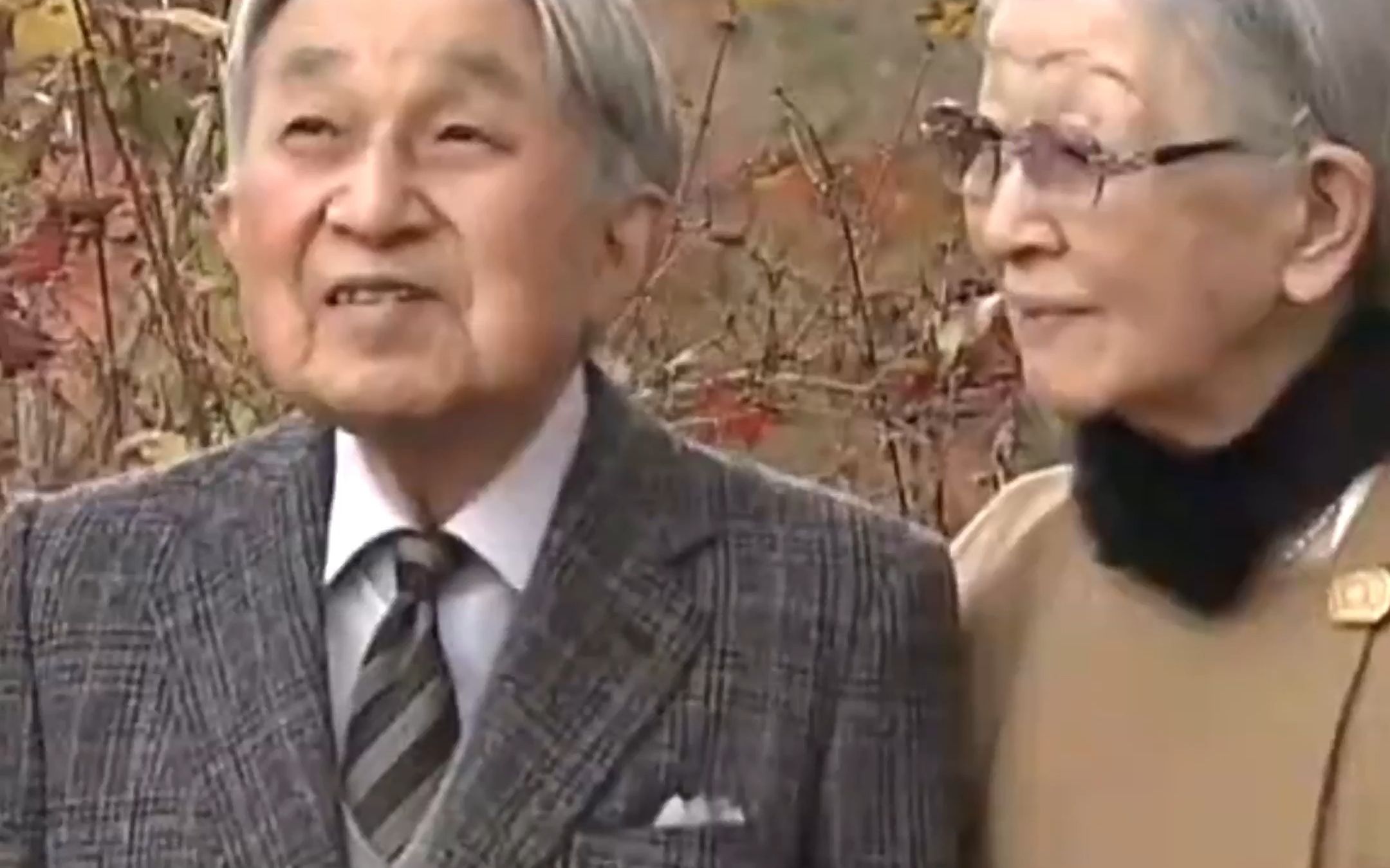 日本上天皇迎来89岁生日，跟美智子在皇家花园散步
