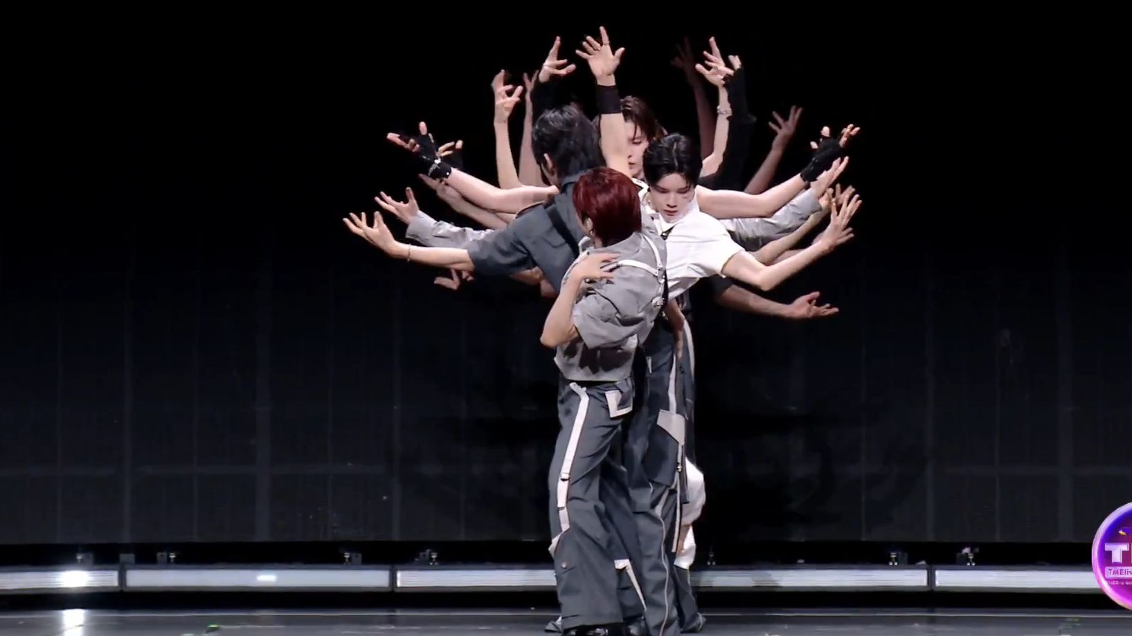 SMTR25 Cover Wolf 250823舞台