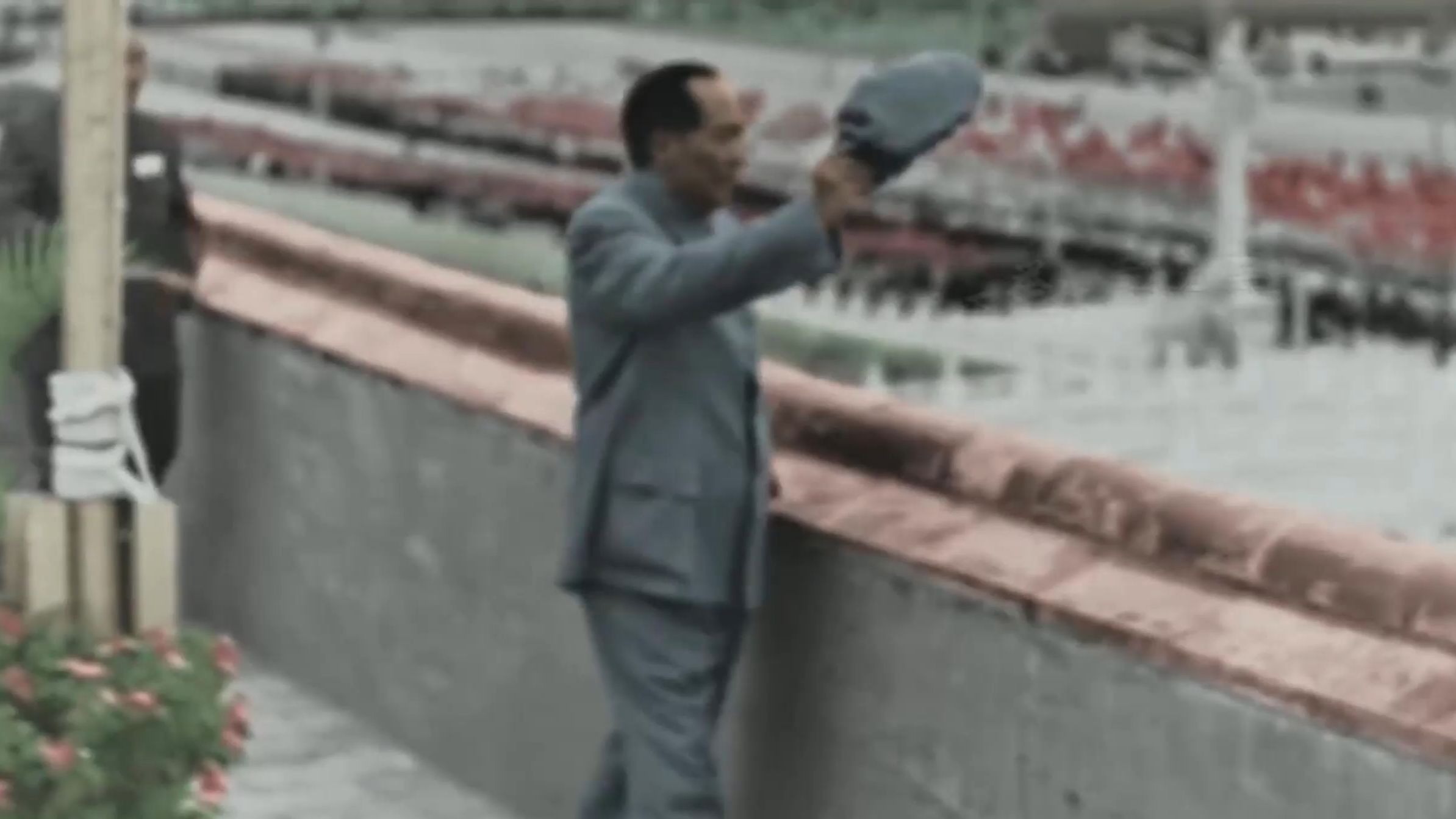 “空有一梦，只盼此生能再逢”