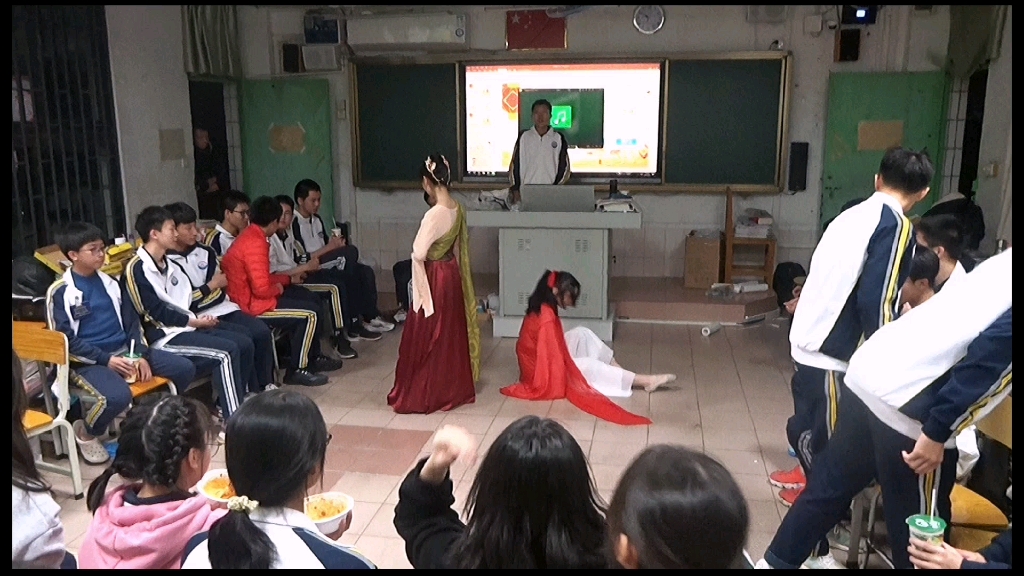 东莞实验中学某班元旦表演 双人舞《囍》
