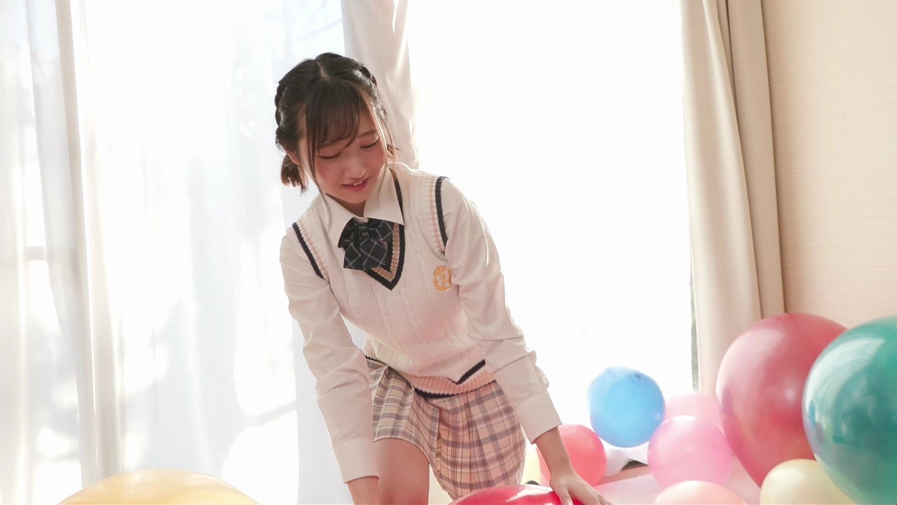 JP 可爱萌妹玩气球