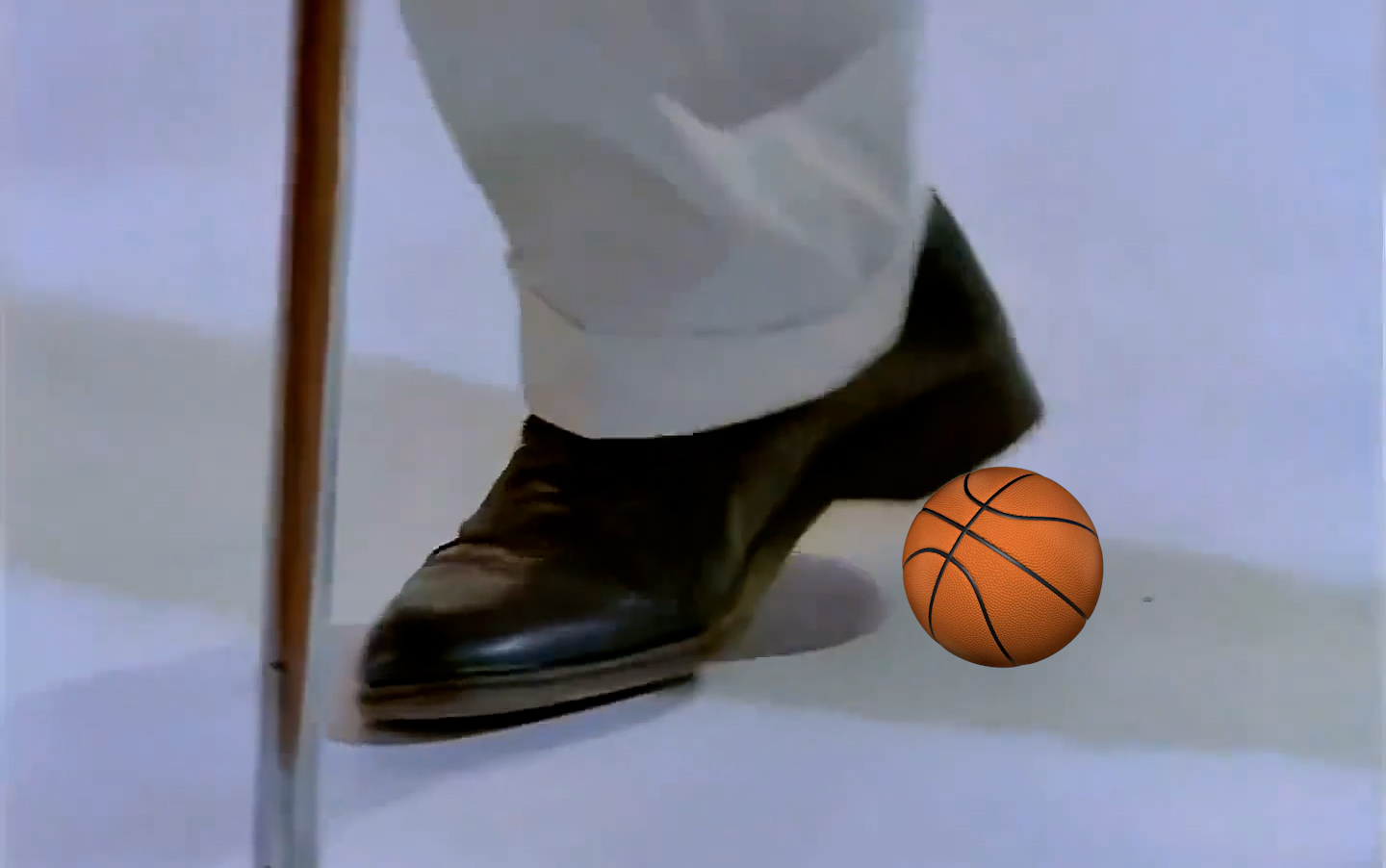 Rick Astley 踩到了坤坤的篮球