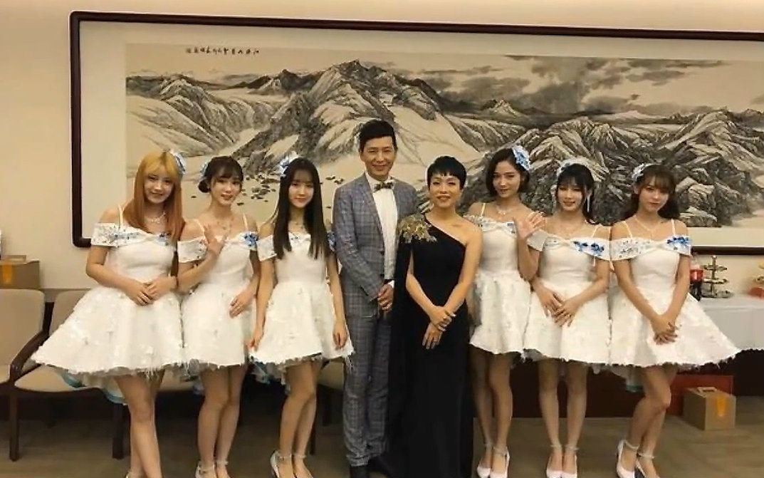晒合影!snh48合作戴军主持亚洲新歌榜