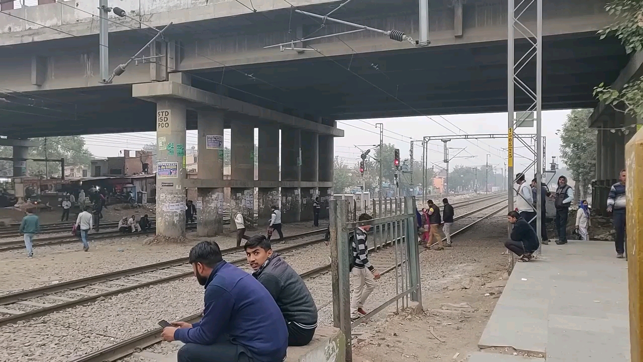 管理混乱的印度火车站，旅客到处乱窜，火车差点撞到人。。。