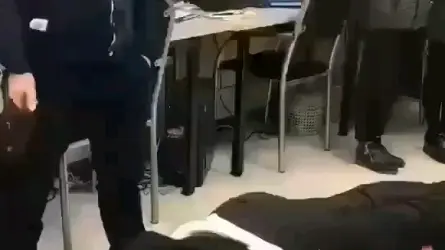 业绩没完成，员工被领导打屁股！