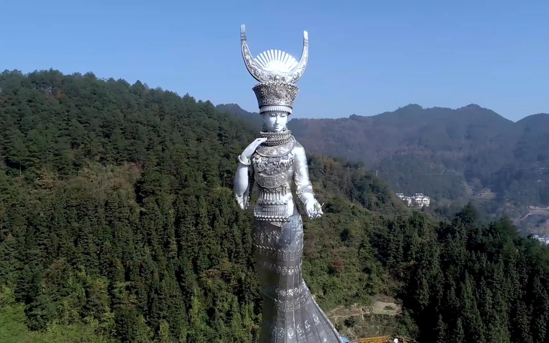 贵州一贫困县被指斥巨资建88米苗族女神雕塑 官方回应来了