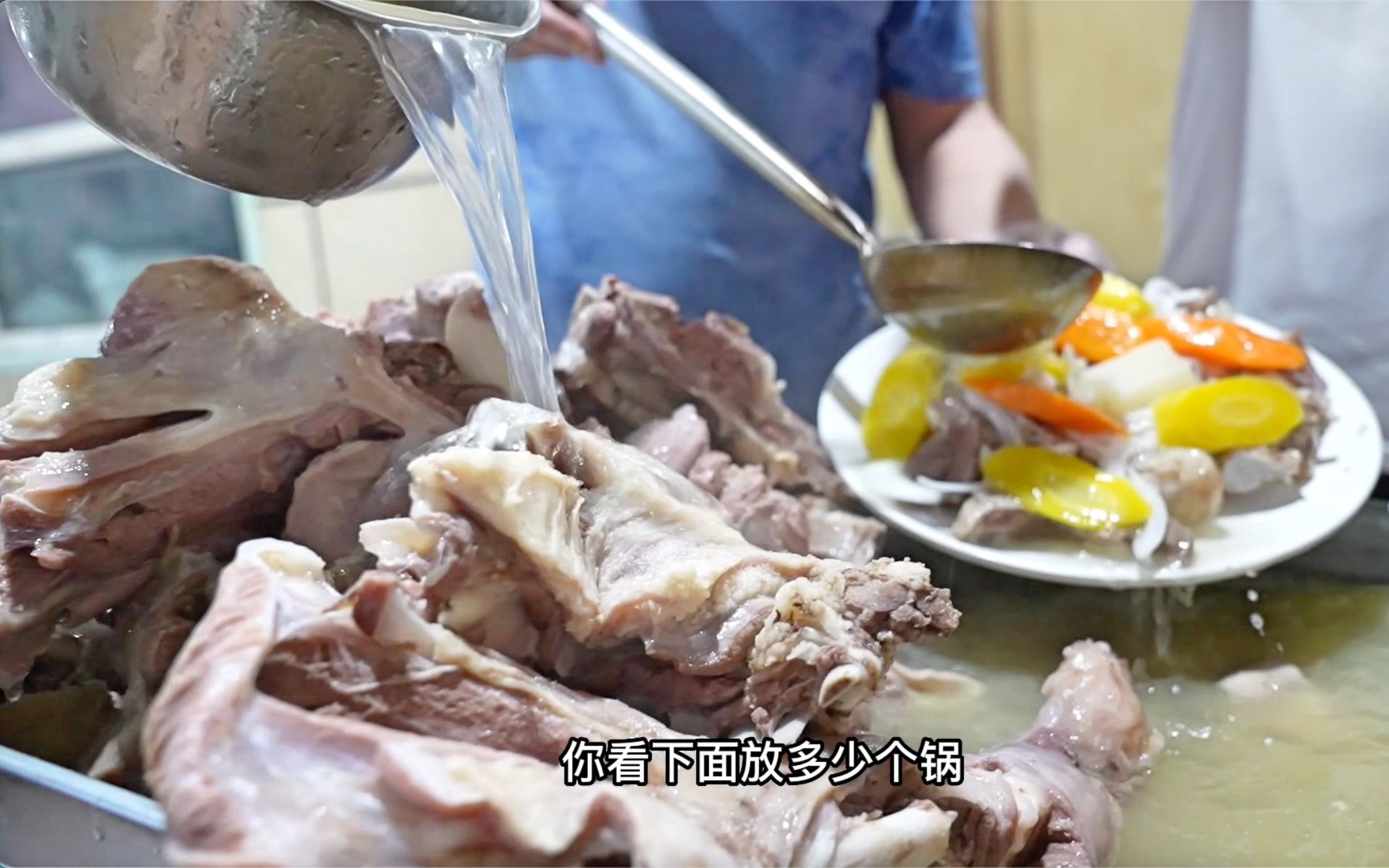 新疆手抓肉150元/公斤，配上皮芽子大块吃肉真香，每天能卖15只羊