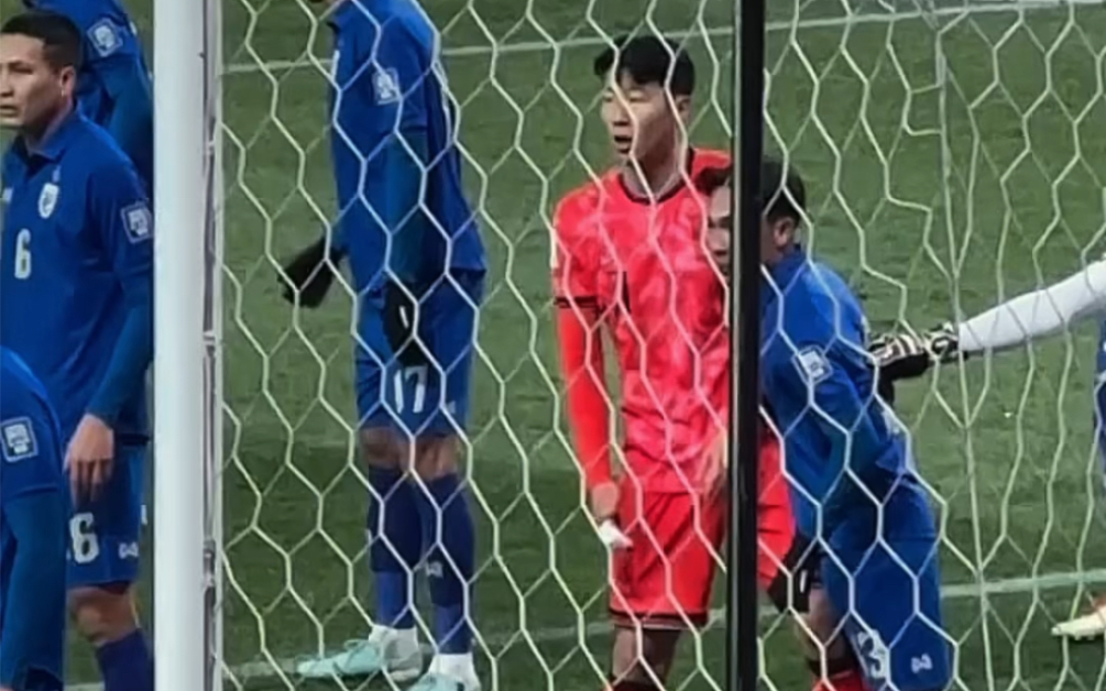 泰国球员和孙兴慜禁区抱摔，第一次觉得亚洲一哥这么高大