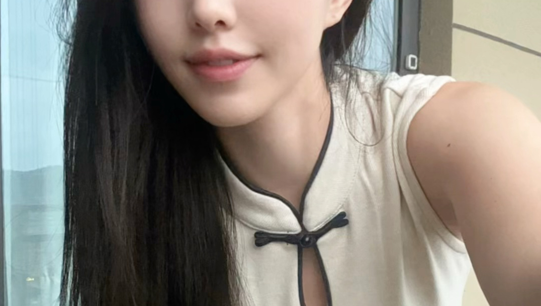 镜中的自己经常红妆