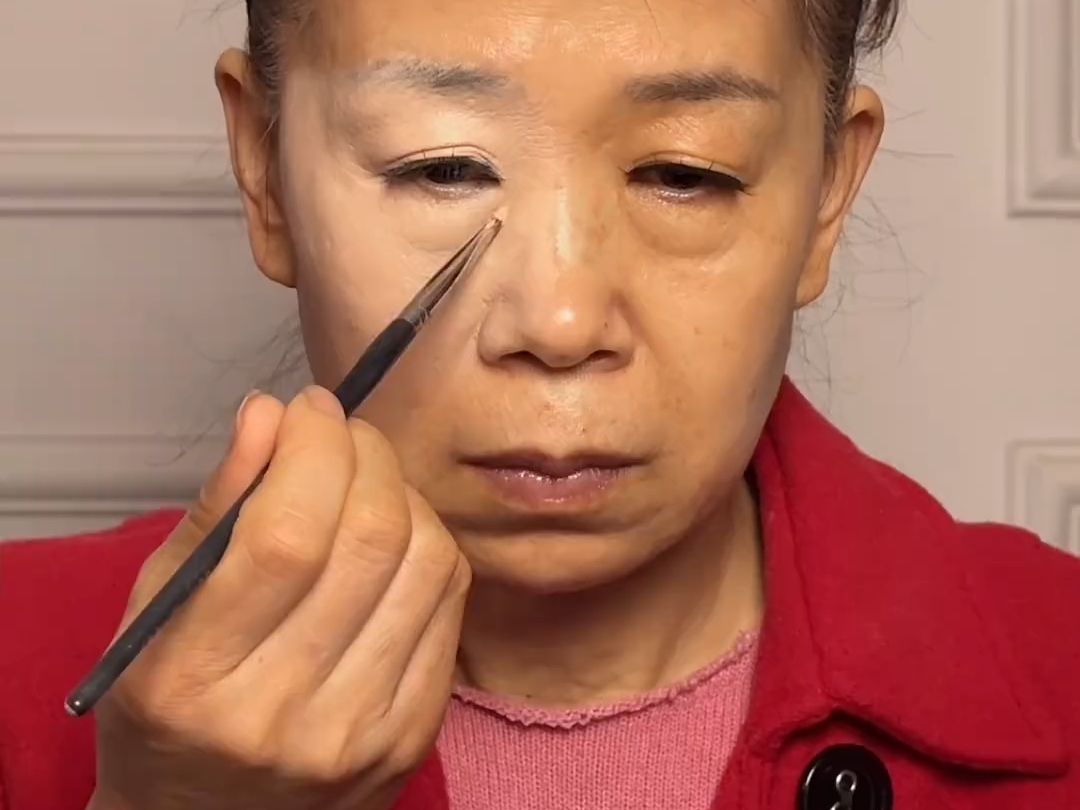 55岁阿姨苦练化妆挑战100天