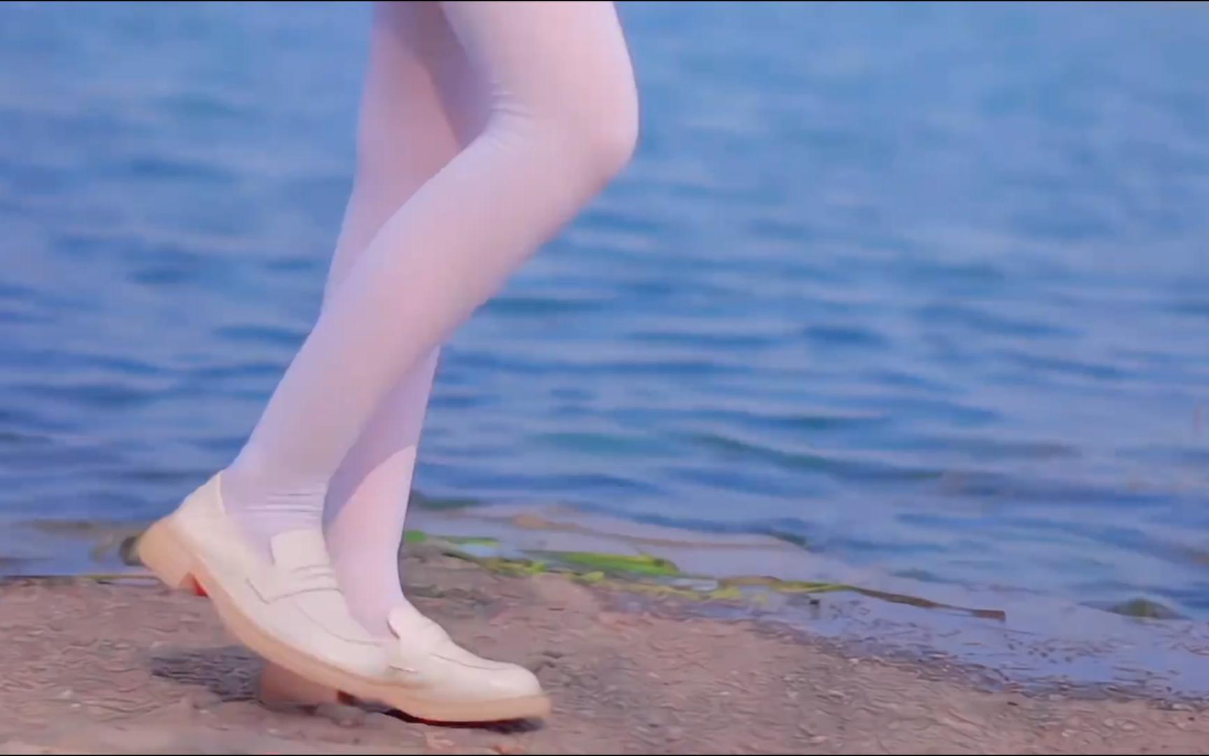 To see the sea, to wander around the world.