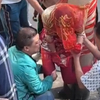 恶俗婚闹，第一次见把新娘子绑到电线杆子上的，结局很解气