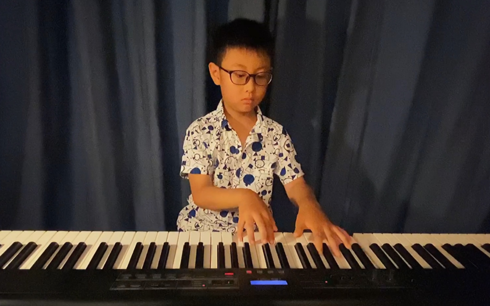 九岁小盆友的原创钢琴曲