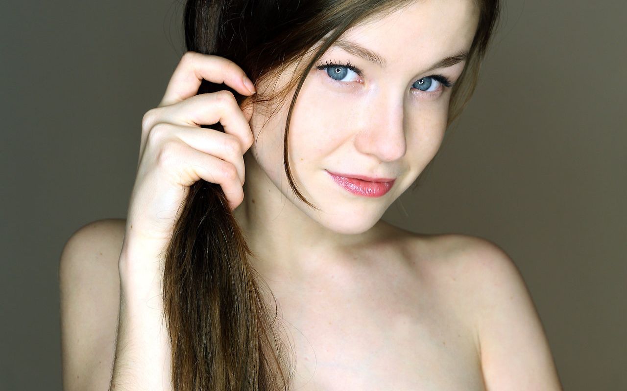 Молодая красотка Emily Bloom