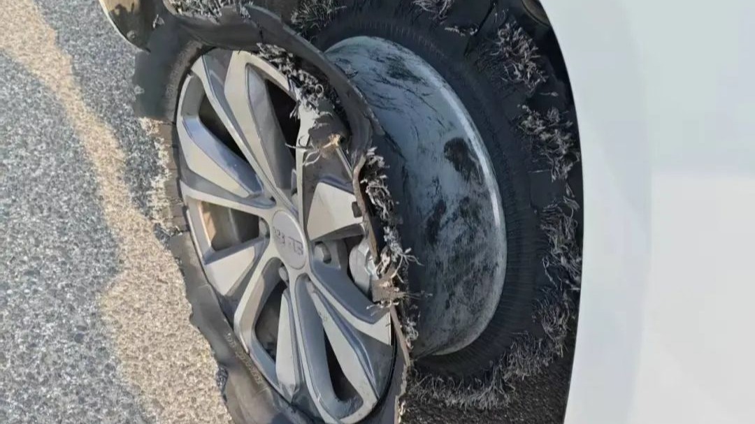高速爆胎了怎么办，老司机必掌握的这几点能救你的命！