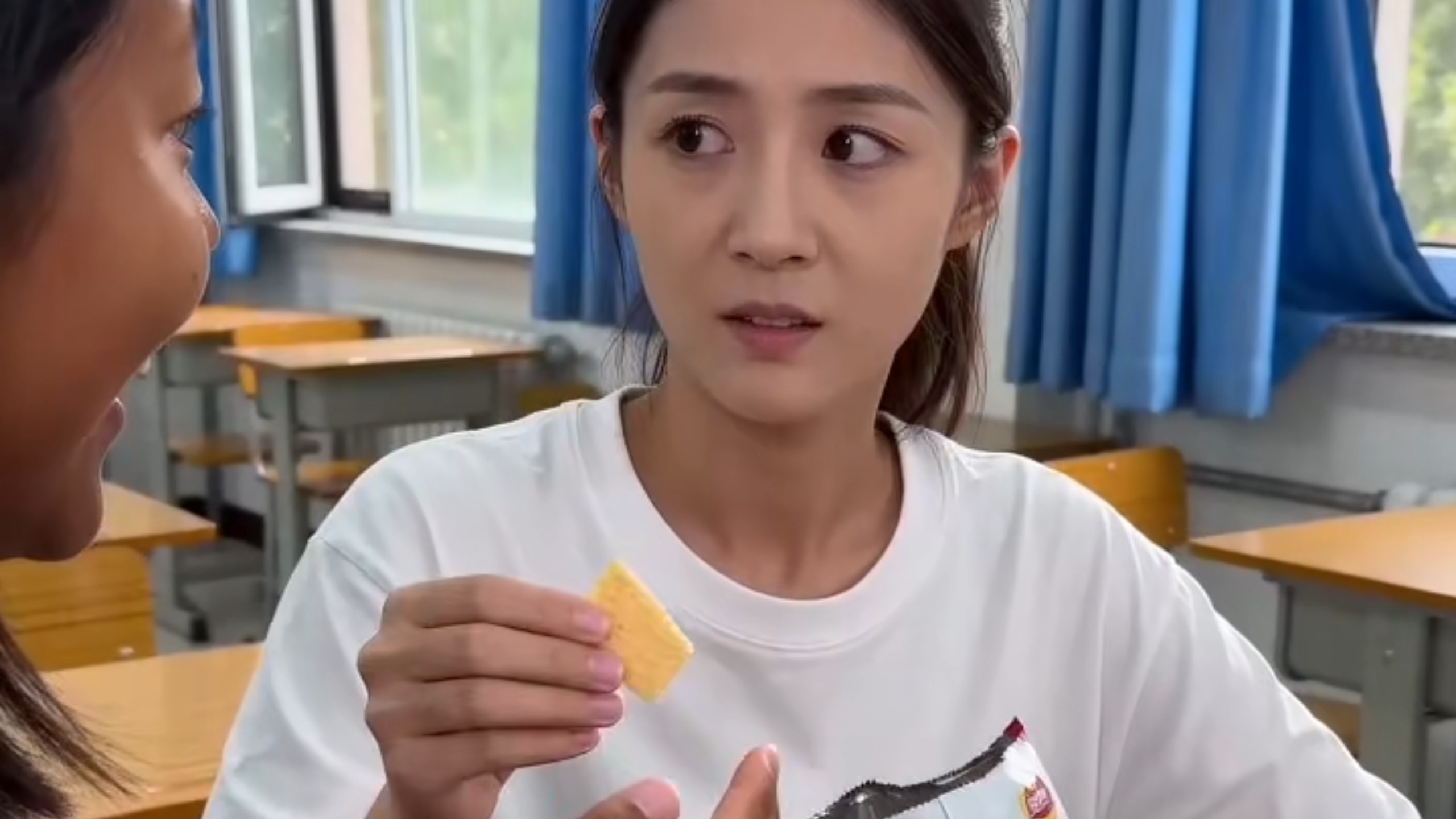 这是不是你的同学要吃的，不给就告诉老师