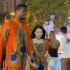北京，黑人和中国女朋友手牵手逛街