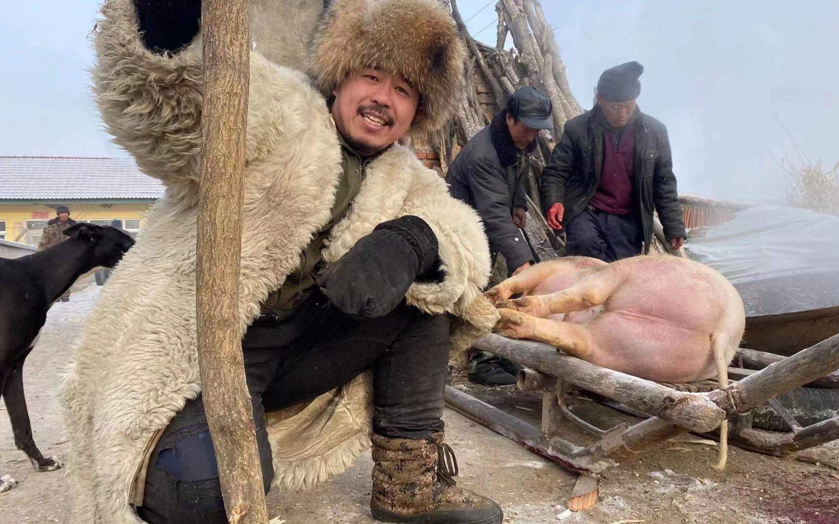几十人吃一头肥猪，剔骨切肉吃杀猪宴，这个村庄沸腾了