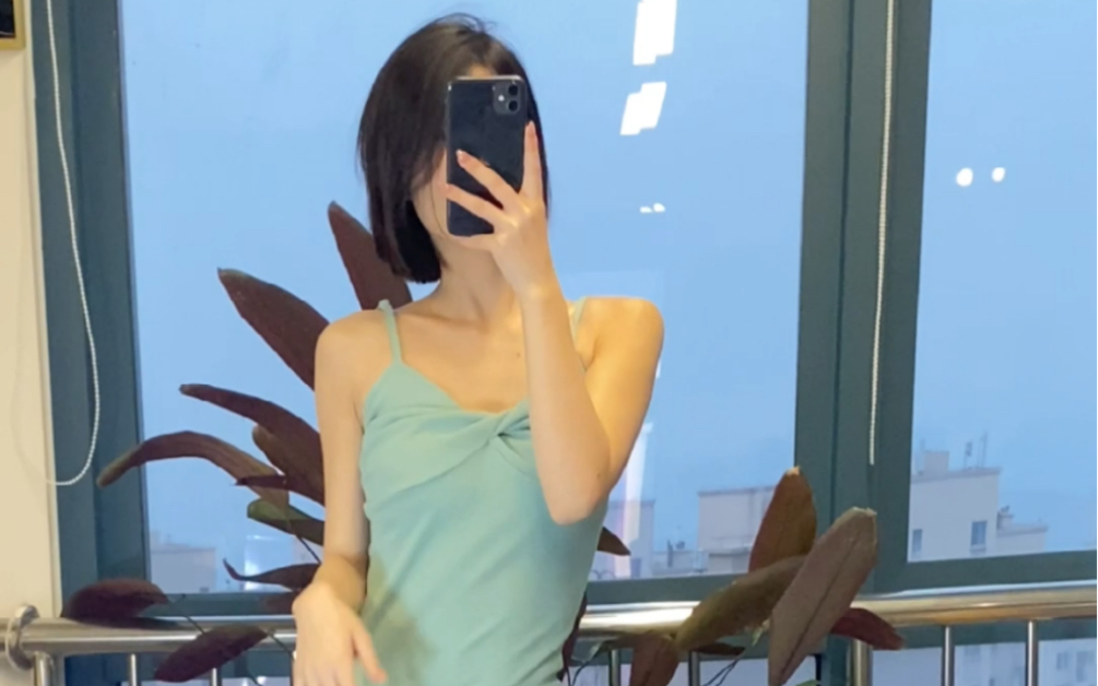 短发女孩的灰色丝袜