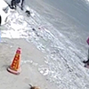 狗狗没栓绳跑马路上，被车辗压发出惨叫，目击者：狗突然蹿出来的
