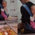 北京一凉菜店老板背着2岁孩子干活，孩子可爱卖萌逗笑众人