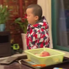 哈哈！孩子就是孩子，撒尿都要哄