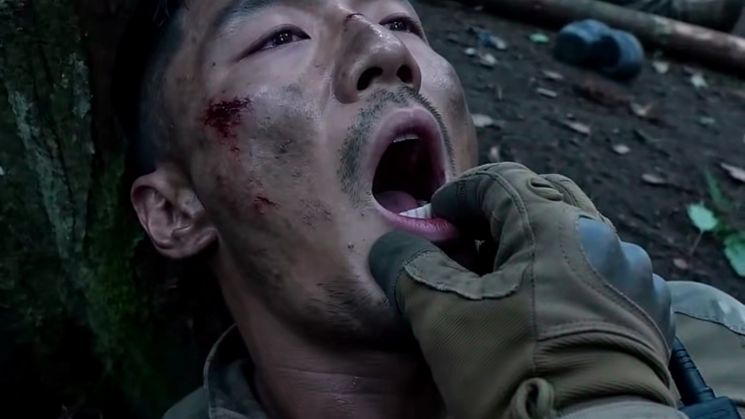 丛林救助受重伤肌肉士兵