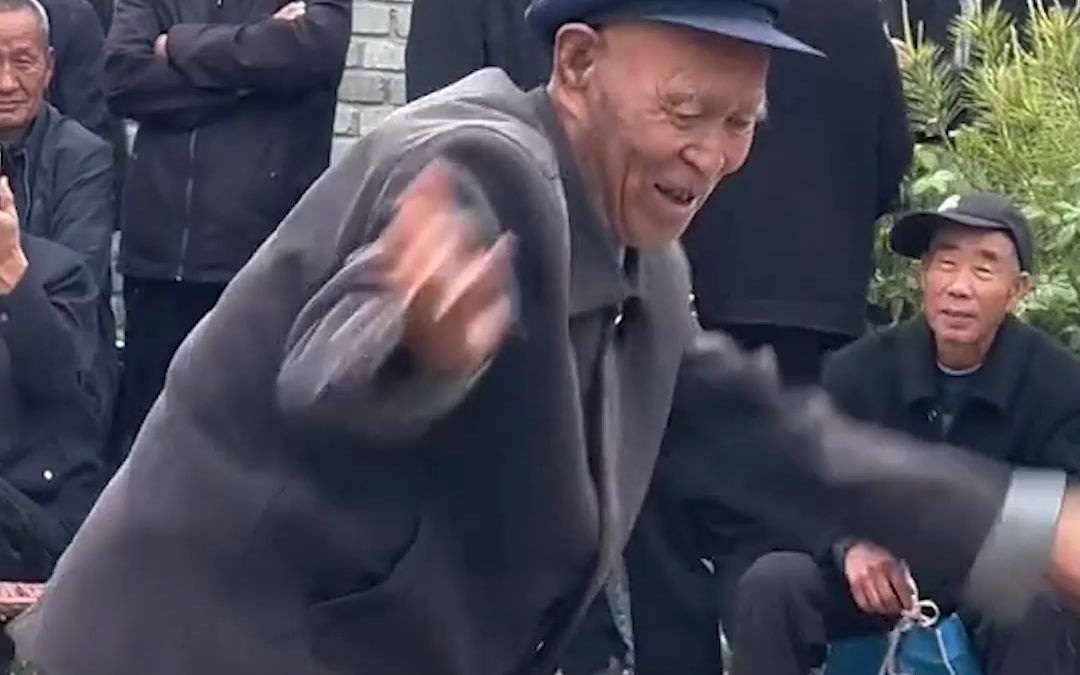 以德为先！86岁老人庙会即兴武术表演，表演前先向四方作揖。“就冲大爷行的四方礼，就值得鼓掌和尊重”