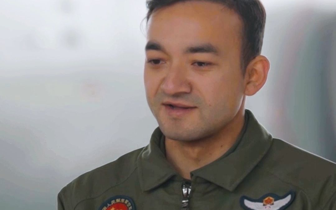 “这就是祖国的怀抱！“空军维吾尔族轰炸机飞行员，出航归来后的这段话令人动容！