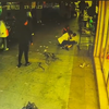 在孩子面前打他们母亲是不对的，无论发生什么事给孩子做好榜样，才是最主要的