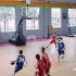 在篮球馆比赛的篮球运动员视频素材