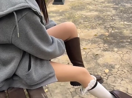 靴子里的白袜