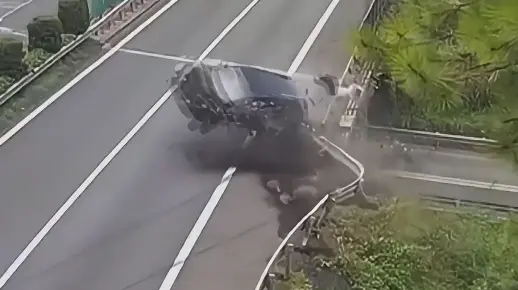 成都5岁女童楼下遭碾轧身亡，司机竟称压根就没看见， 监控重现悲剧始末