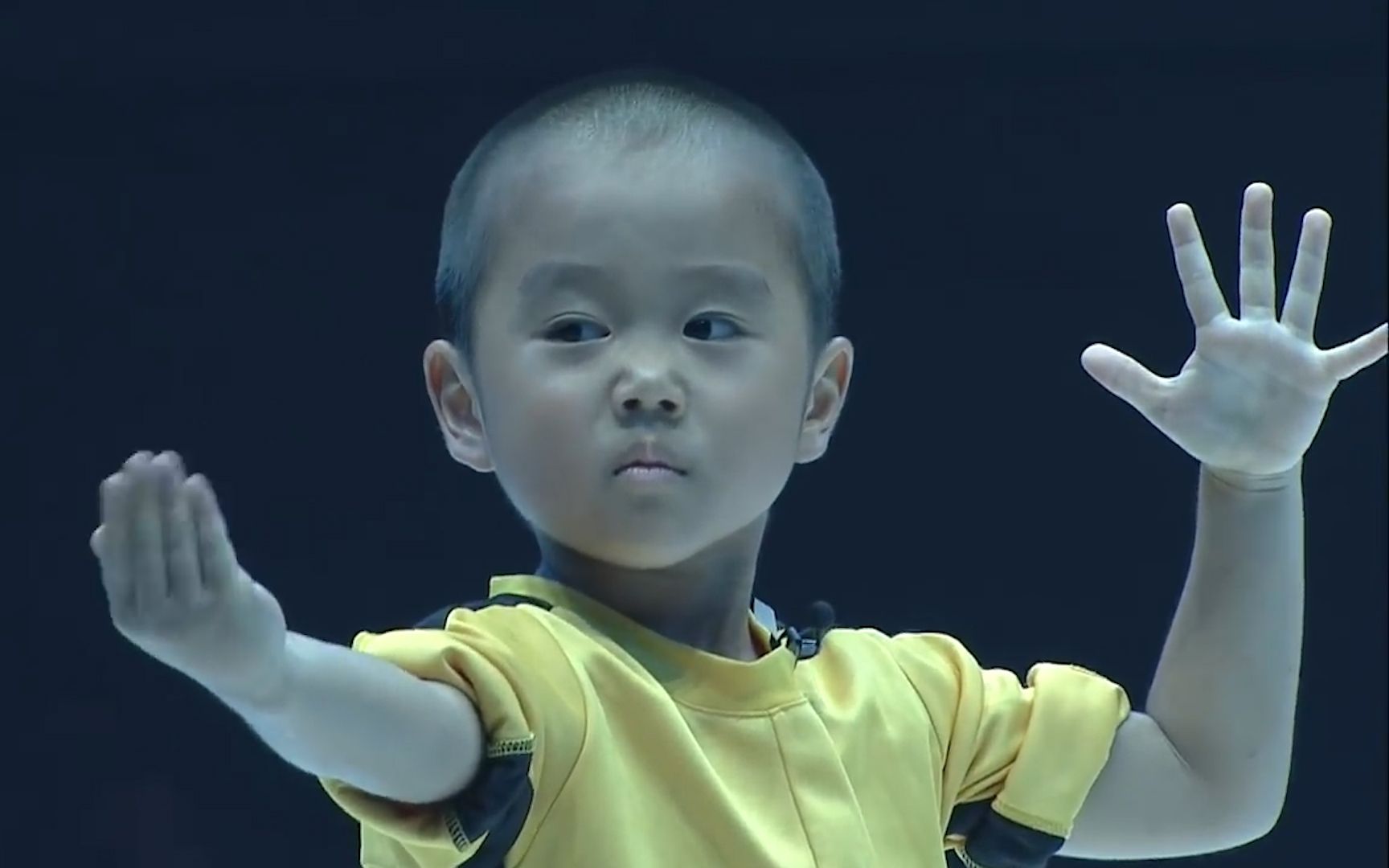 5岁萌娃表演李小龙的双节棍