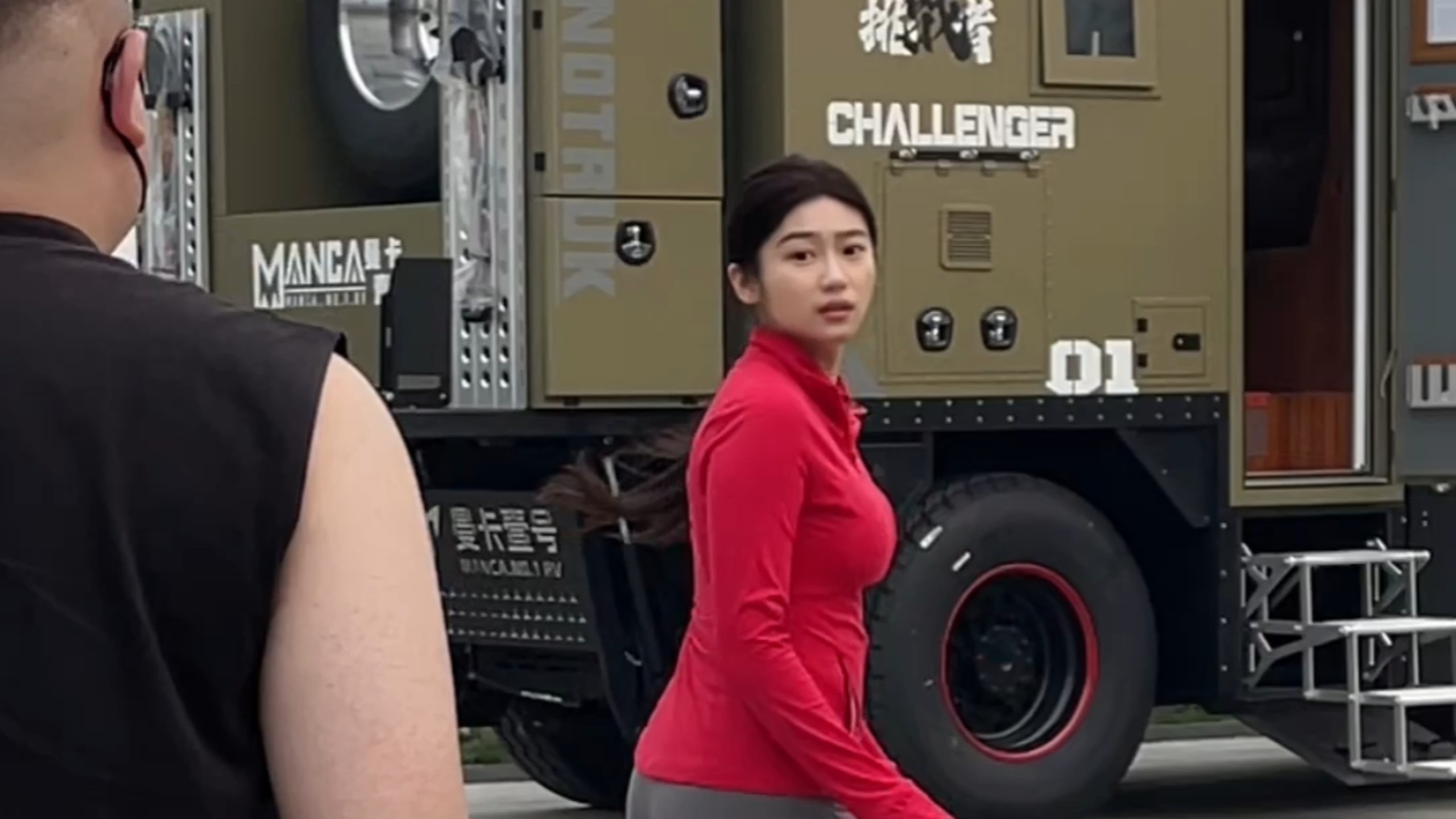 独居女孩露营遇坏人，躲回城堡里