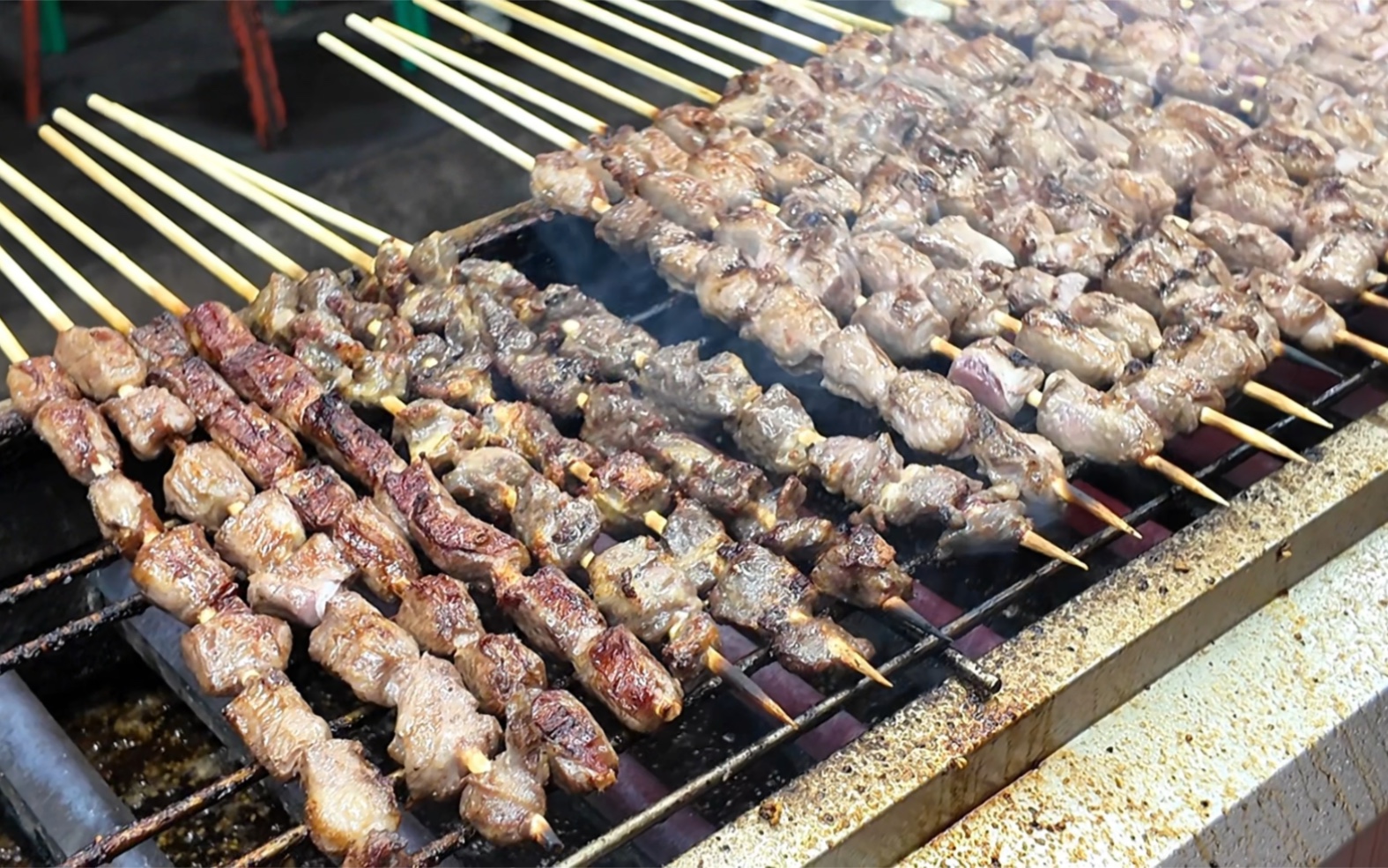跟馋嘴伙计逛夜市，大油边10块钱，软饼卷菜9元，还有凉拌菜