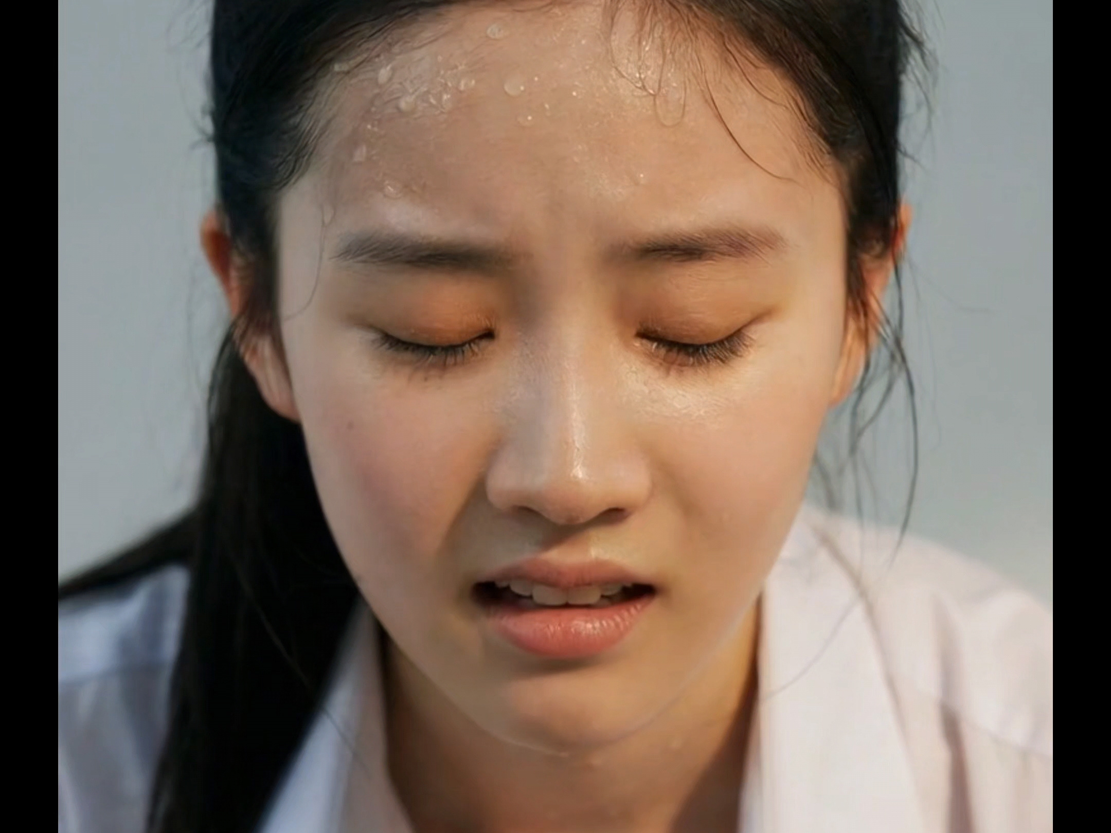 AI:做俯卧撑的女孩