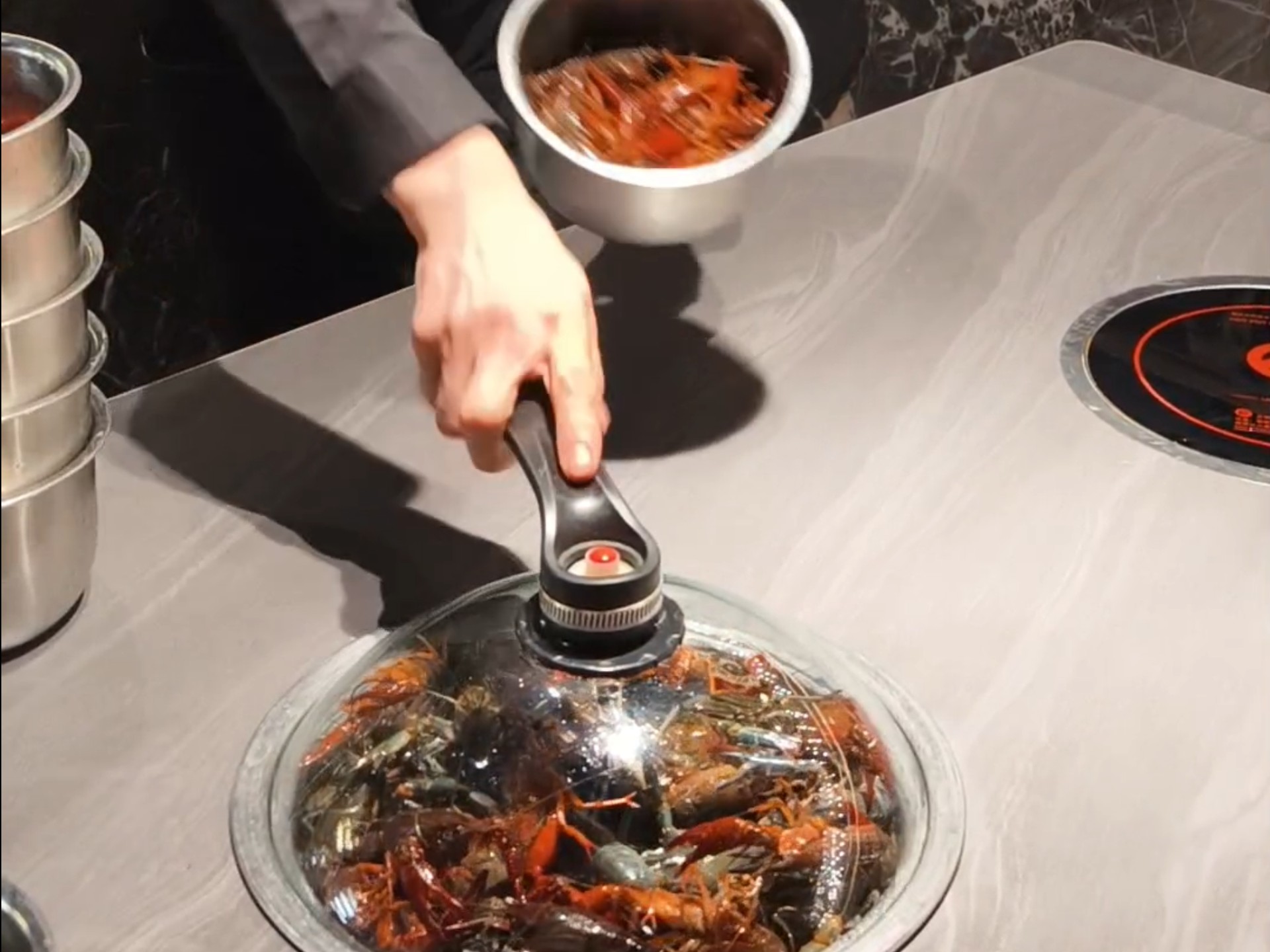扔虾不用教，全靠手速飘 #美食 #美食趣胃计划 #夏天的第一顿小龙虾 #晒出你的小龙虾 #万物皆可塞 #蒸汽海鲜 #美食