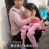 妈妈抱着30斤的女儿晒太阳，妈妈辛苦了，老公腰疼的动不了