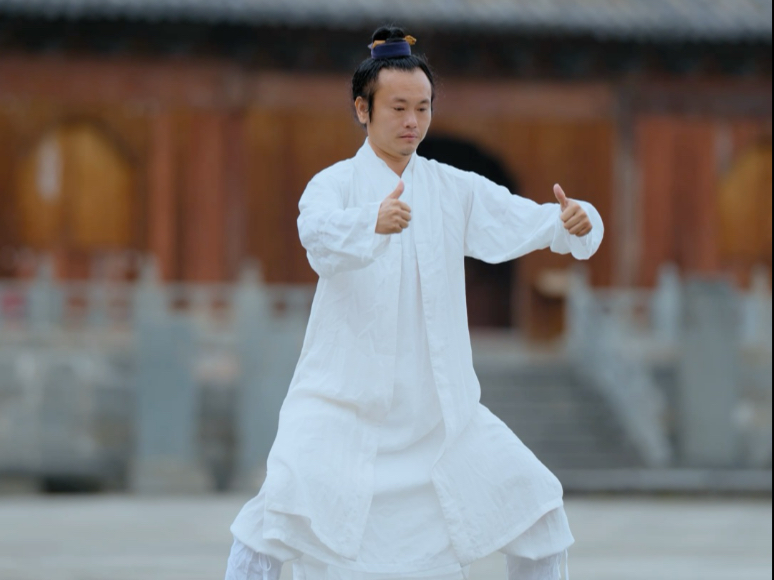 看似简单，但是实用性很强。每天十分钟轻轻松松打开肩背。